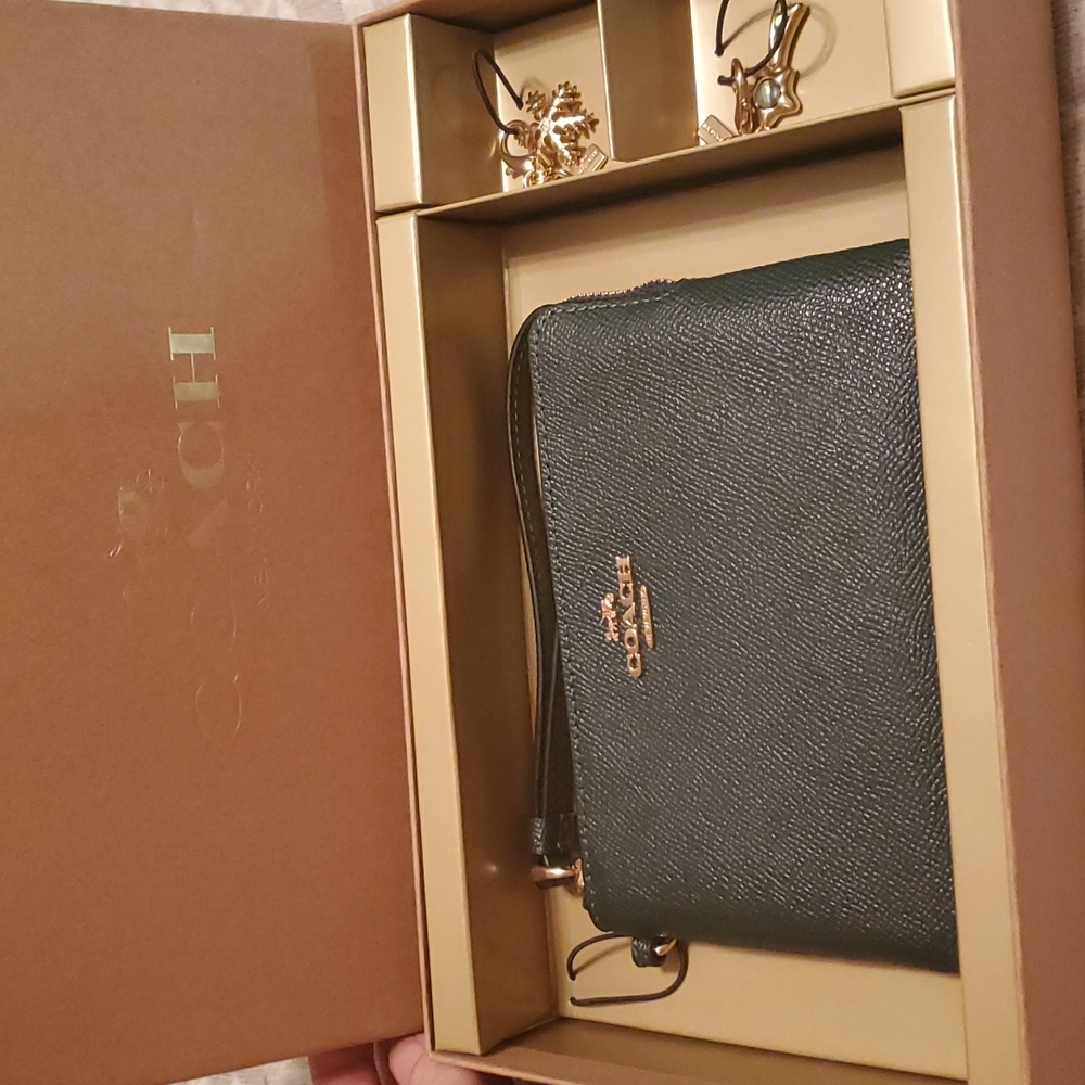 AUTHENTIC COACH WALLET WRISTLET FOREST GREEN W/2 CHARMS A STAR WITH BLUE/SNOWFLA